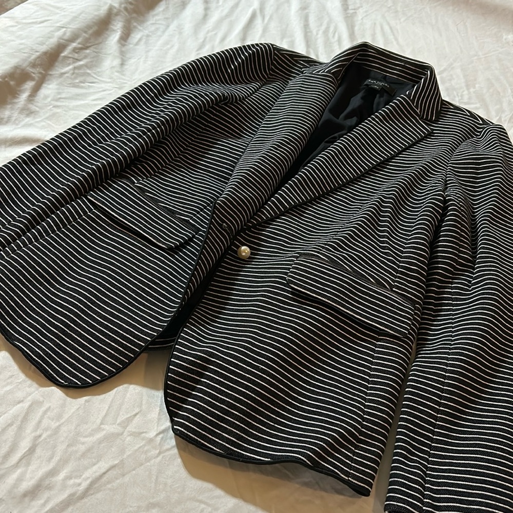 Ann Taylor loft black blazer women’s size 6P.